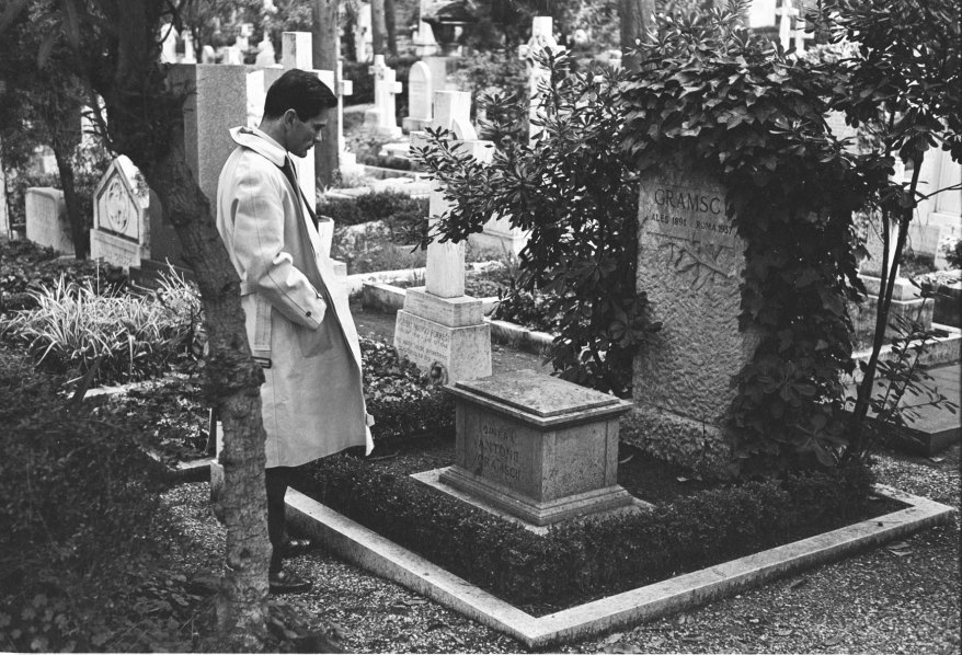 Pasolini visiting Antonio Gramsci's tomb.jpg